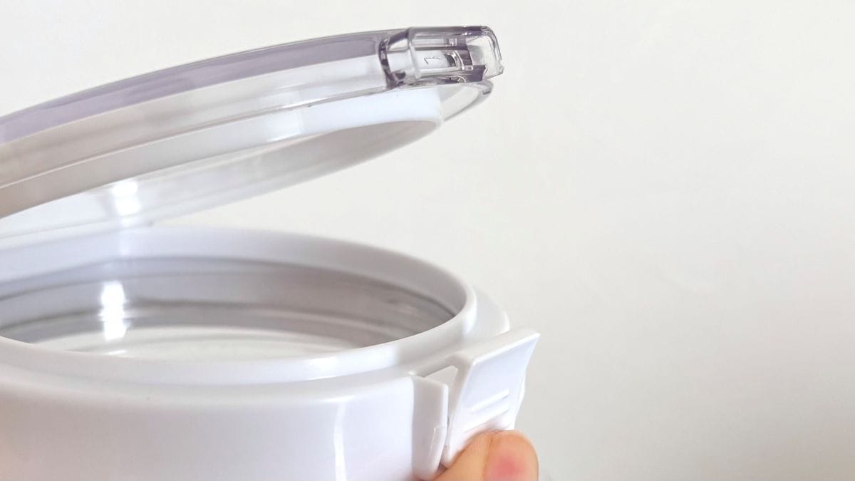 100均の「密閉できる小麦粉の保存容器」が使いやすくて大助かり！ 袋ごとOKで家事時短も♪