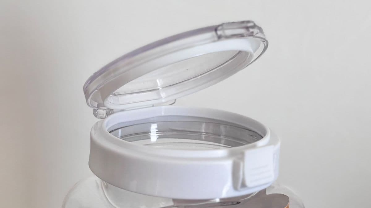 100均の「密閉できる小麦粉の保存容器」が使いやすくて大助かり！ 袋ごとOKで家事時短も♪