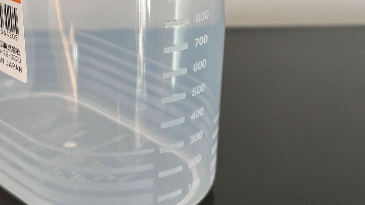 100均の「密閉できる小麦粉の保存容器」が使いやすくて大助かり！ 袋ごとOKで家事時短も♪