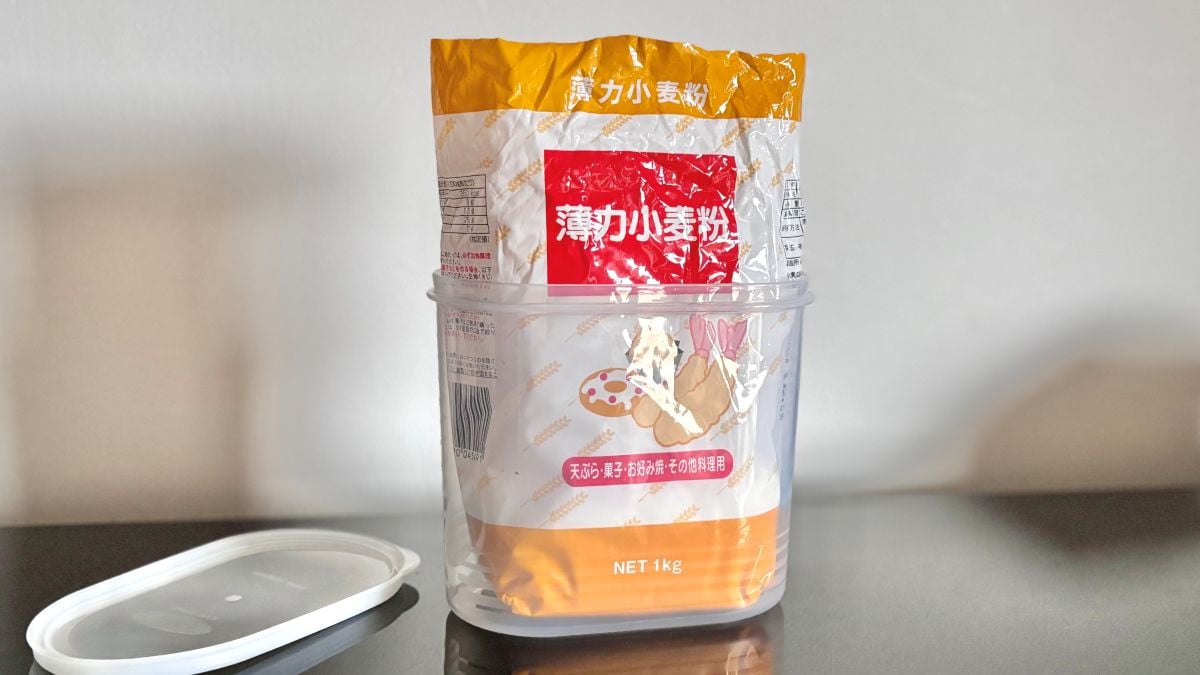 100均の「密閉できる小麦粉の保存容器」が使いやすくて大助かり！ 袋ごとOKで家事時短も♪