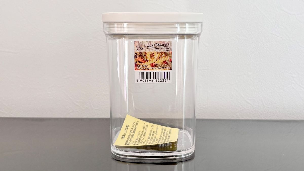 100均の「密閉できる小麦粉の保存容器」が使いやすくて大助かり！ 袋ごとOKで家事時短も♪