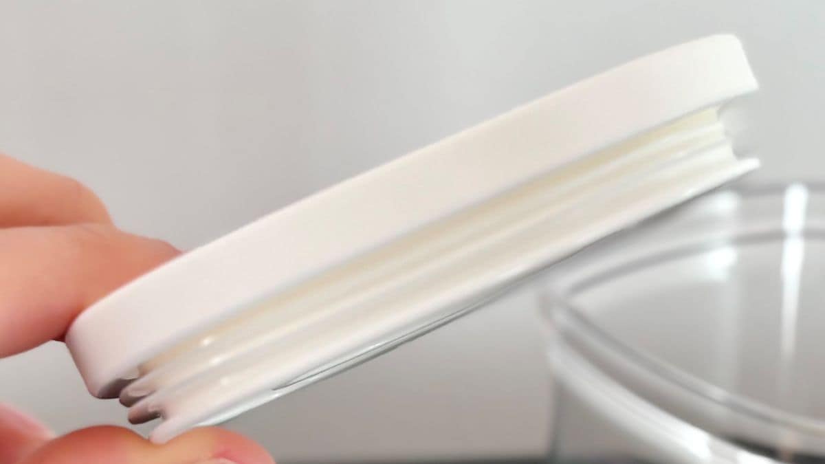 100均の「密閉できる小麦粉の保存容器」が使いやすくて大助かり！ 袋ごとOKで家事時短も♪