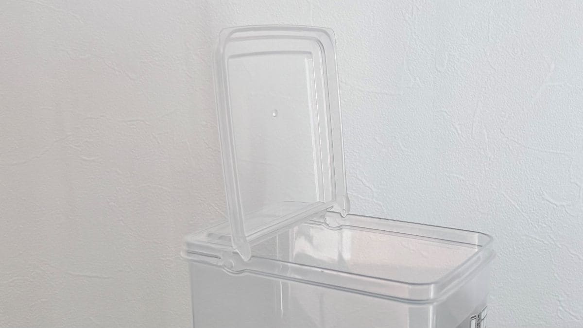 100均の「密閉できる小麦粉の保存容器」が使いやすくて大助かり！ 袋ごとOKで家事時短も♪
