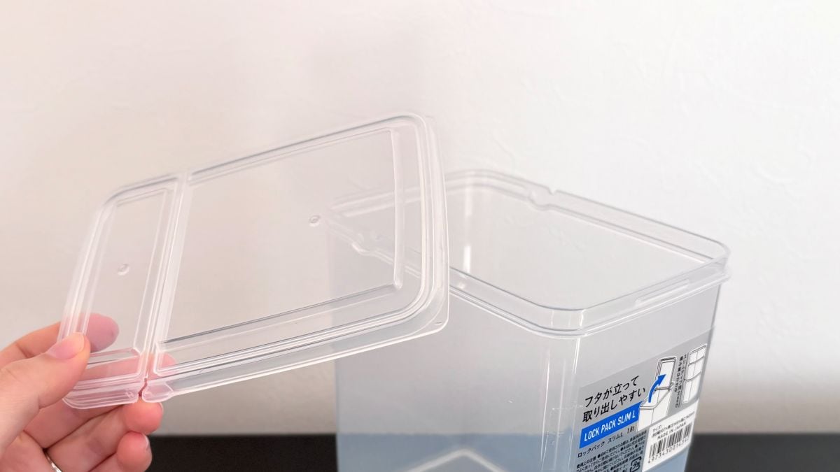 100均の「密閉できる小麦粉の保存容器」が使いやすくて大助かり！ 袋ごとOKで家事時短も♪