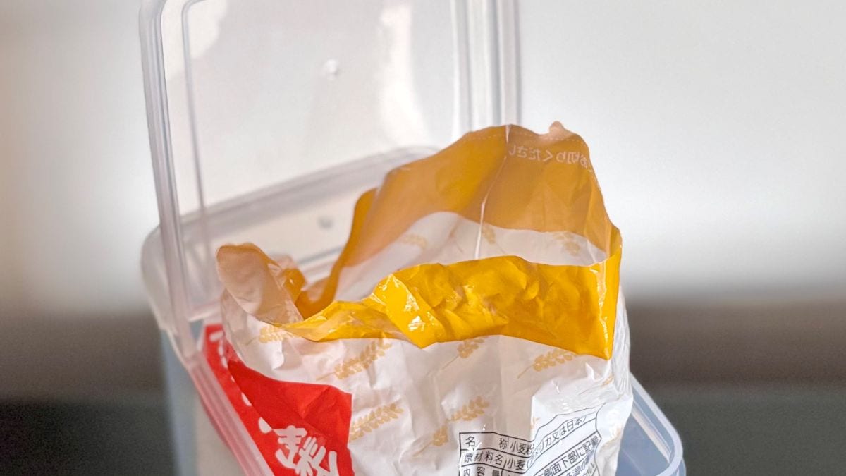 100均の「密閉できる小麦粉の保存容器」が使いやすくて大助かり！ 袋ごとOKで家事時短も♪