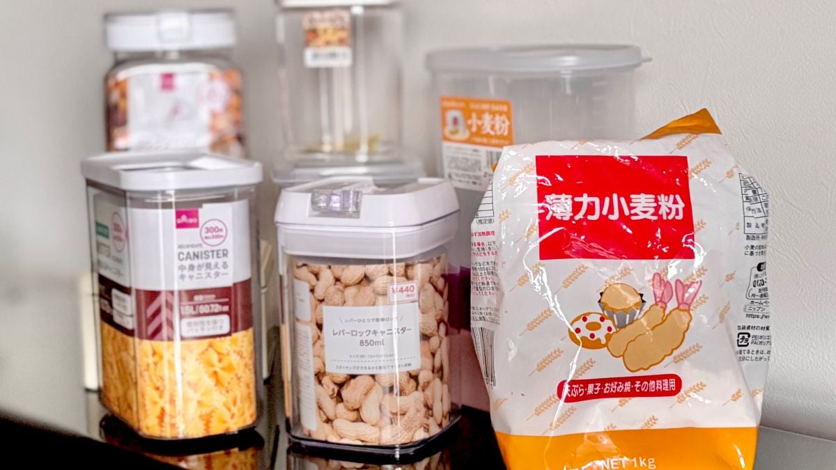 100均の「密閉できる小麦粉の保存容器」が使いやすくて大助かり！ 袋ごとOKで家事時短も♪