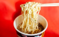 後入れの「油」がよすぎる！【ファミマ】で見つけた名店コラボ『カップ麺』