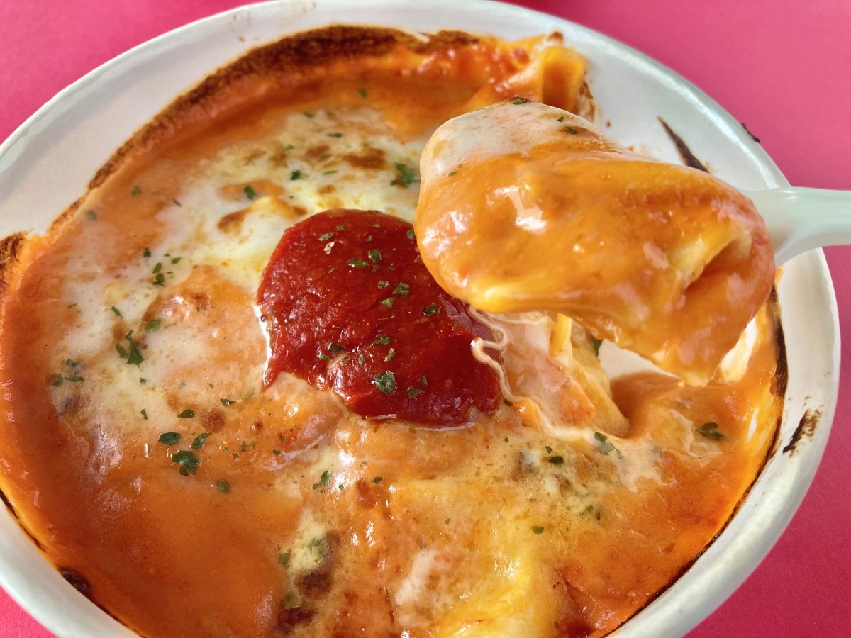 ソースのクオリティやボリューム感に大満足！【ファミマ】王道の味わいが楽しめる「トマトクリームラザニア」