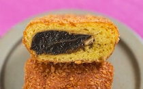 黒いフィリングがたっぷり【セブン】新作パンがガチで美味い