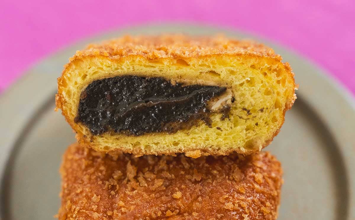 黒いフィリングがたっぷり【セブン】新作パンがガチで美味い