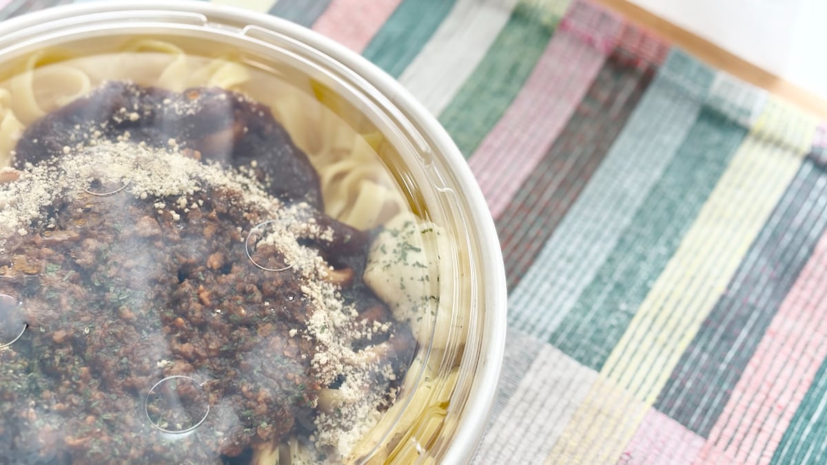 もちもち麺＆コク深い味に大満足【セブン】冷凍“じゃない”方の生パスタ