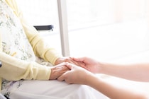 独居母がヘルパーに遺した「長男への手紙」。孫破産に怯える72歳夫婦と、年金30万を勝ち取り後悔する訳