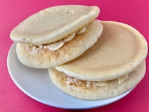 間違いない！ちょっぴり背徳感？【ローソン】「あんバター」をサンドしたふわもちパンケーキ