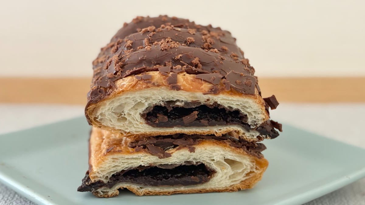 「思ったよりチョコ」「飲めるわこれ」【ファミマ】の濃厚パンの味は？