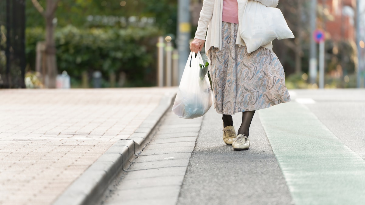 介護で生活破綻。追い込まれる“低年金高齢者”の過酷な実態とは。自転車での違反も青切符の対象に？