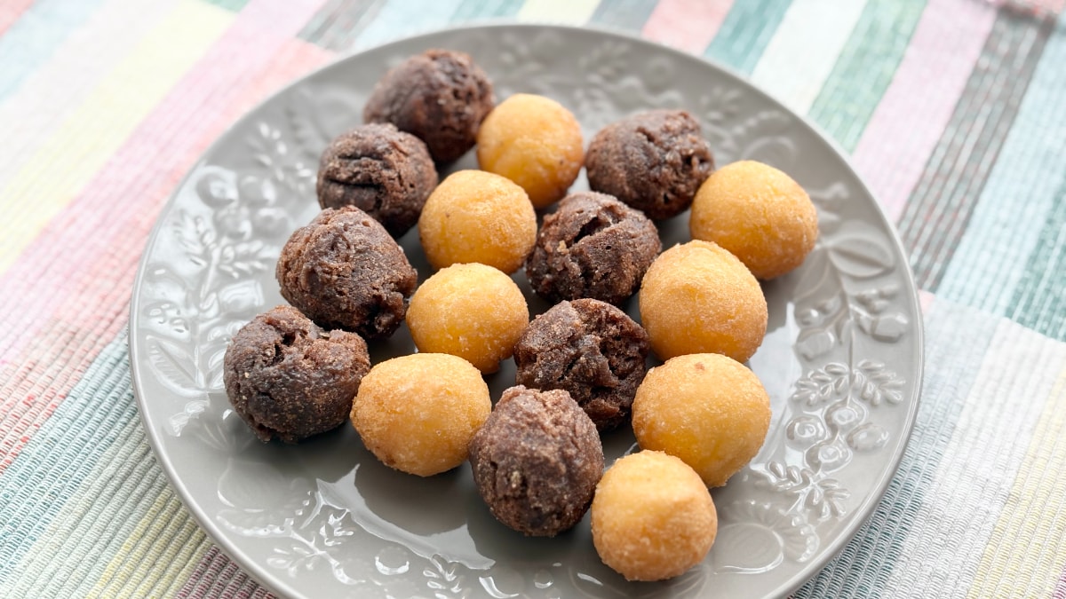 パクパクつまめるのが楽しすぎ！【ファミマ】に1個13円のミニドーナツ