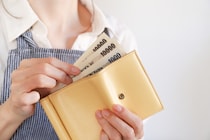 「責めないであげて」義母の介入で未返済額は30万円に……世帯年収100万・32歳女性が甘かったと後悔した出来事