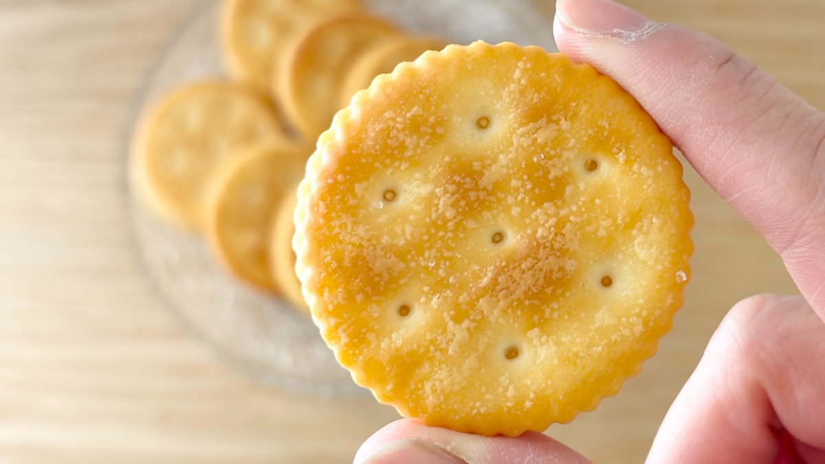 濃厚チーズで「酒に合います」【ファミマ】の新作クラッカーがクセになる