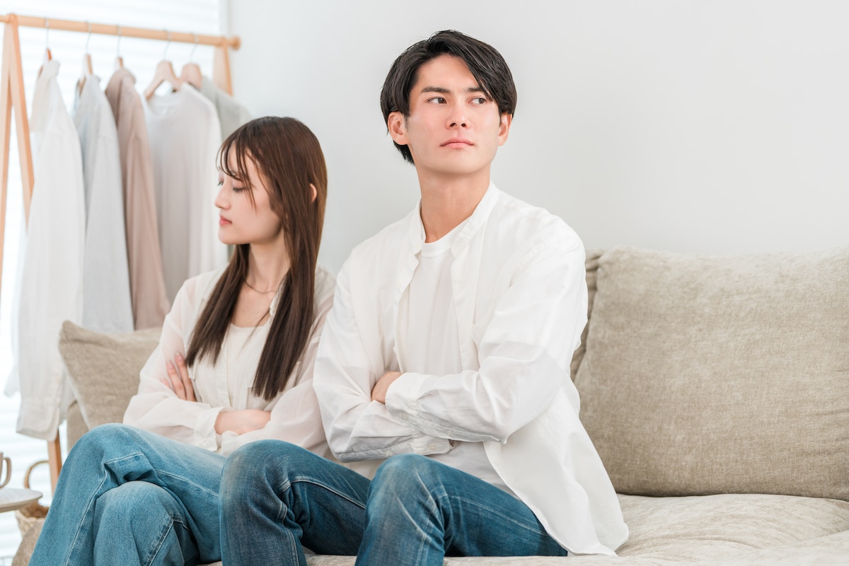 「それ、今じゃなきゃダメなの?」家事をお願いすると逃げる夫。掃除中、タンスの隙間から異臭!?北海道で山小屋をDIY