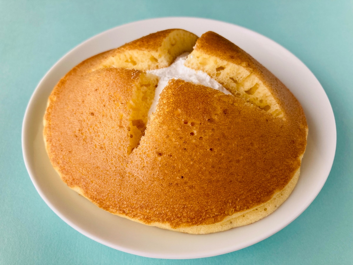 「150円とは思えない!」「ほんとうにたっぷり!」【セブン】「北海道牛乳のたっぷりホイップパンケーキ」