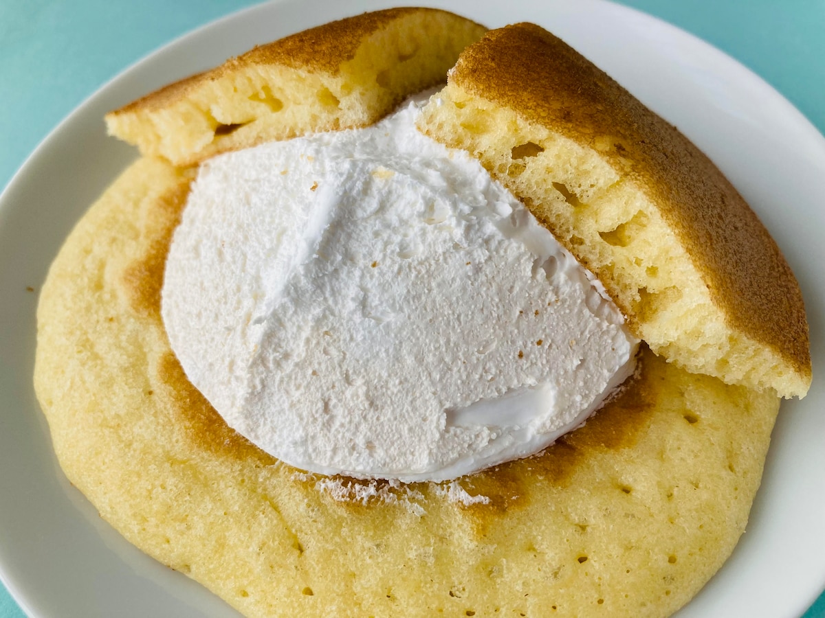 「150円とは思えない!」「ほんとうにたっぷり!」【セブン】「北海道牛乳のたっぷりホイップパンケーキ」