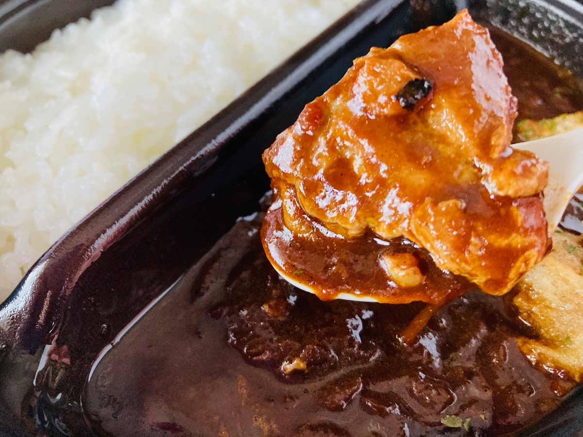 スパイシーで野菜の旨味もしっかり！ゴロゴロ具材も嬉しい！【セブン】銀座デリー監修のチキンコルマカレー