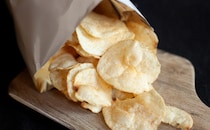 【ファミマ】累計販売数140万食を突破！くさいけどおいしい『ポテチ』が復活！