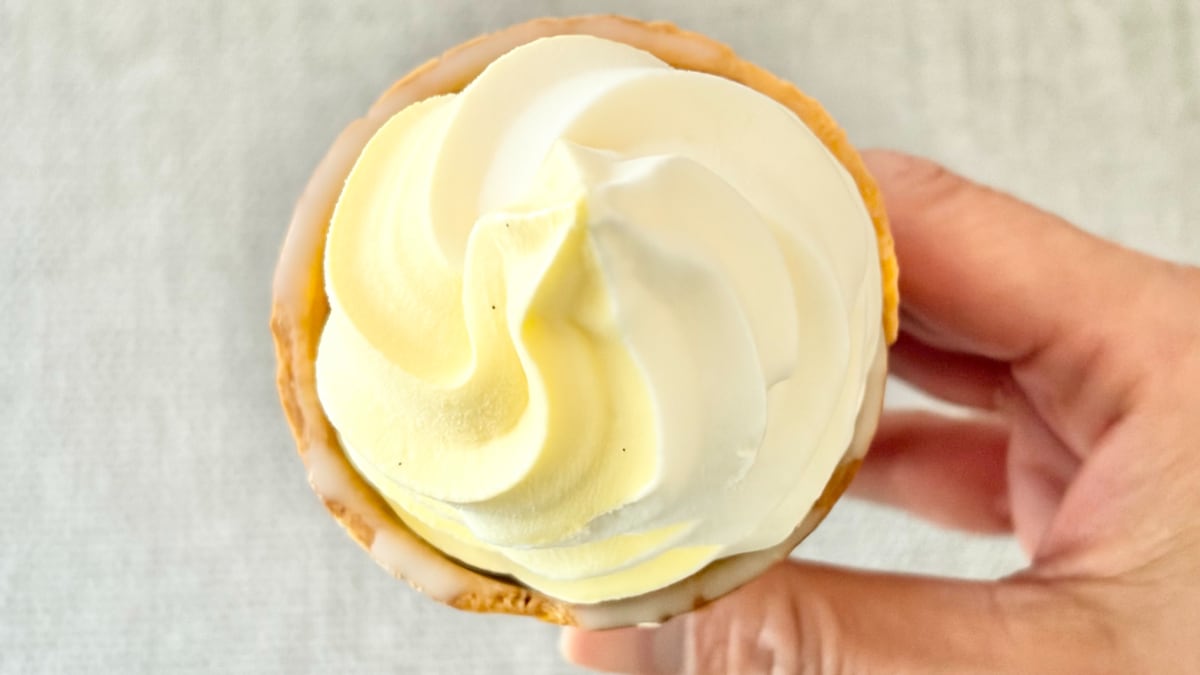 2色のアイスが好バランス!【ファミマ限定】あの人気店のスイーツを再現