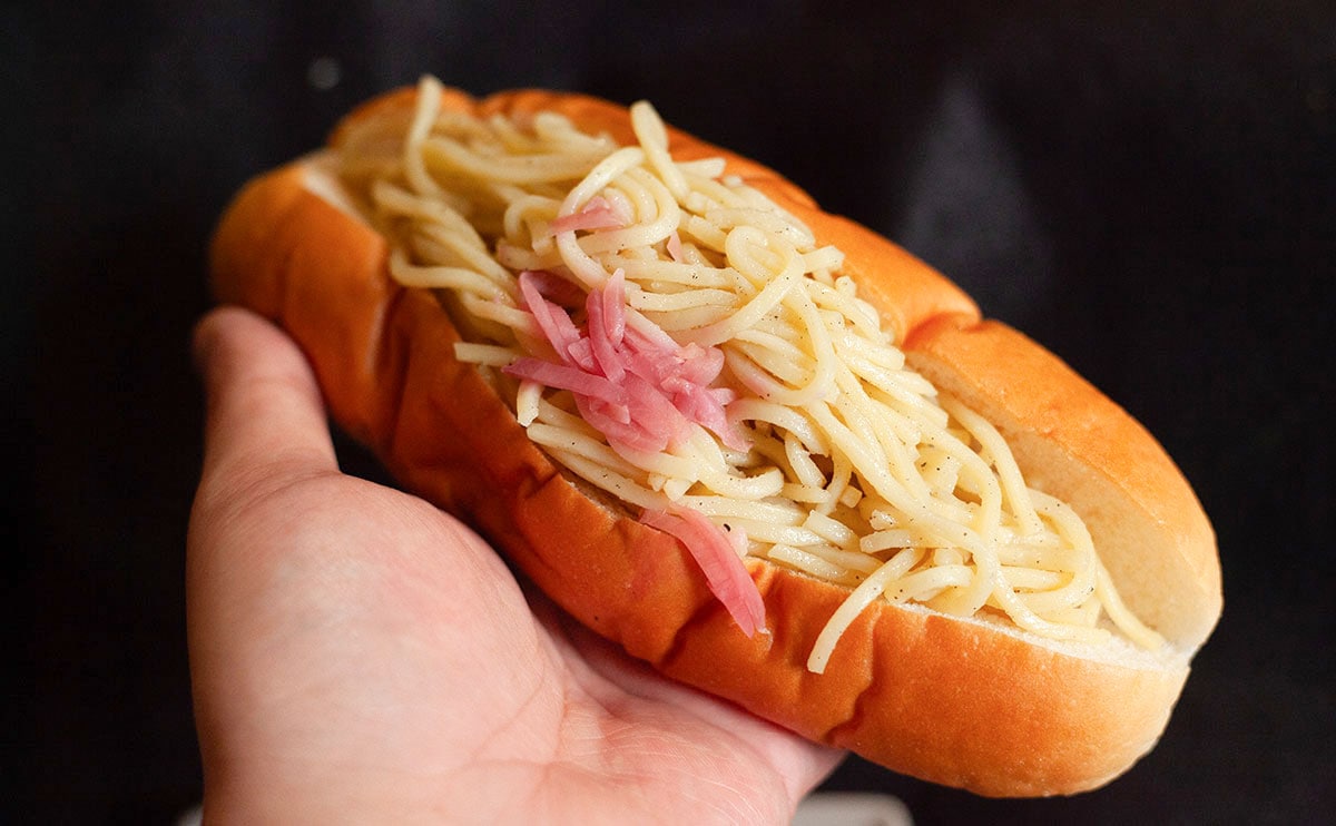 【ファミマ】麺がぎっちぎちで大ボリュームの『焼きそばパン』が登場！