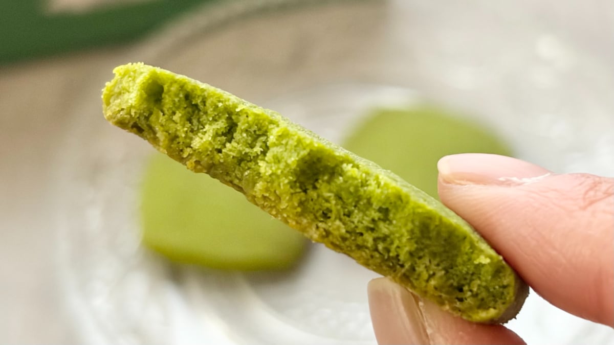 抹茶ならではの渋みとほろ苦さが贅沢!【ファミマ】のサクサククッキー