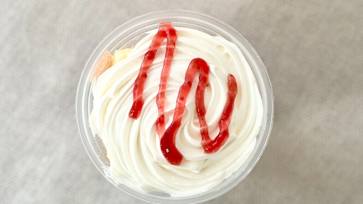 上から下まで、いちごを堪能!【ローソン】に甘酸っぱい贅沢パフェが登場