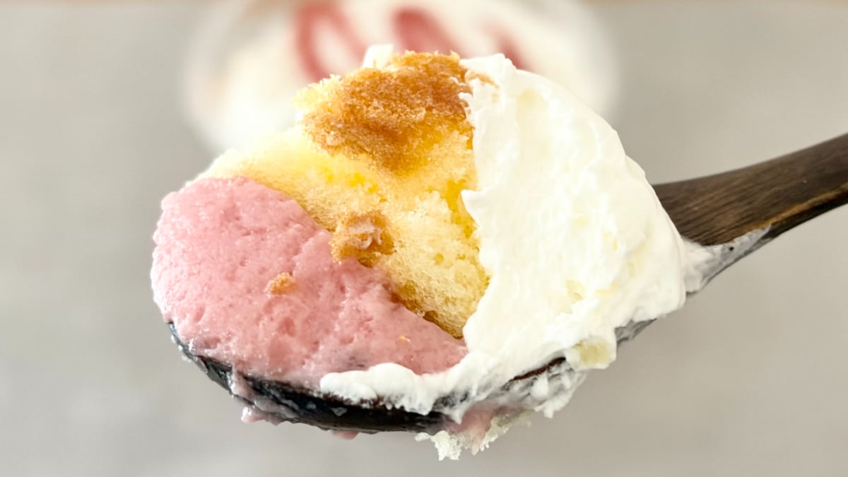 上から下まで、いちごを堪能!【ローソン】に甘酸っぱい贅沢パフェが登場