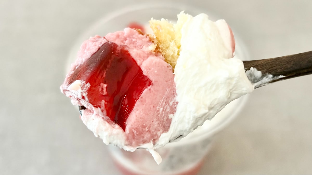 上から下まで、いちごを堪能!【ローソン】に甘酸っぱい贅沢パフェが登場