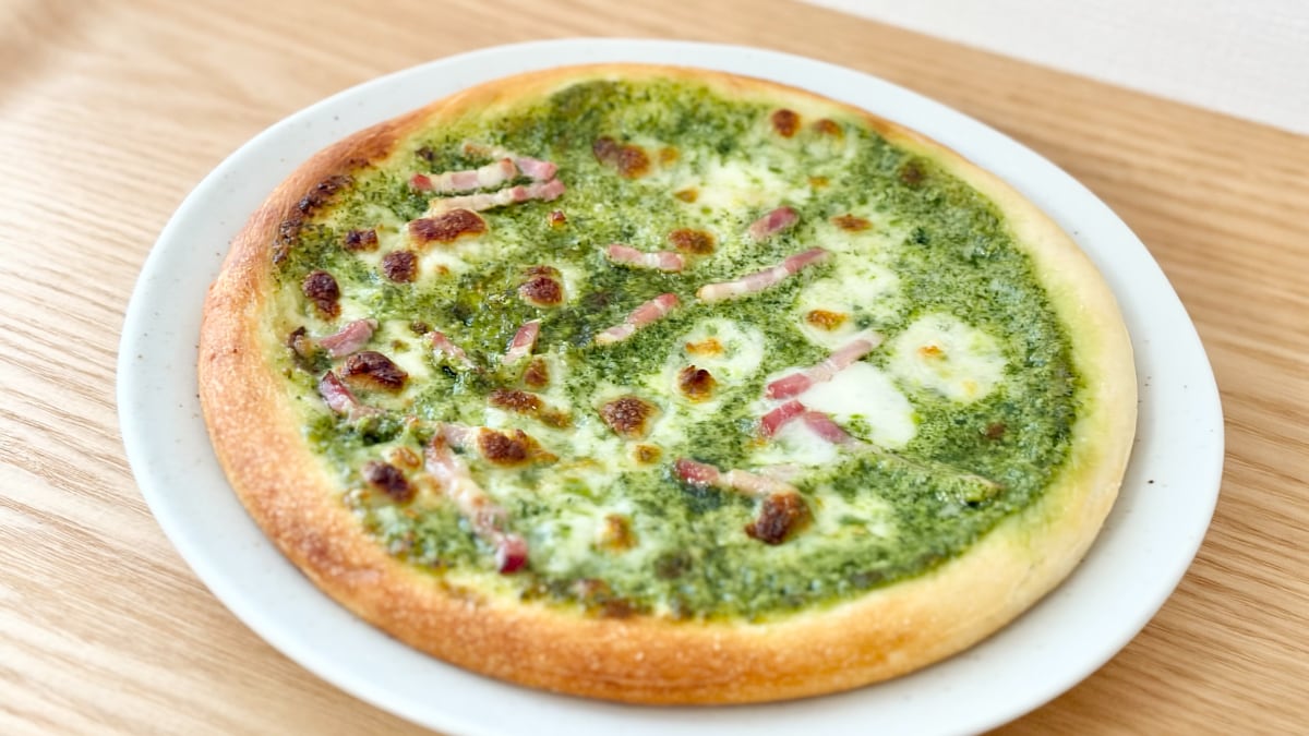 バジルが香る本格派!【ローソン】の冷凍ピザは600円超えの価値アリ