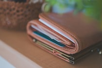 私の財布がママ友のバッグに！？“まさかの言い訳”に絶句…父は○○！人気ダンサーの親子ショットと40代の憧れ着回しコーデ