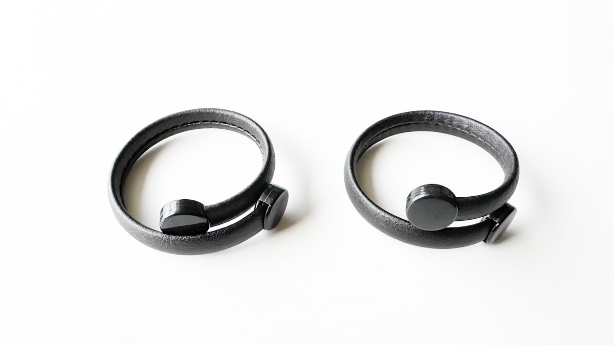 【100均】ダイソーのアームバンドが話題！セリア・キャンドゥの商品は？