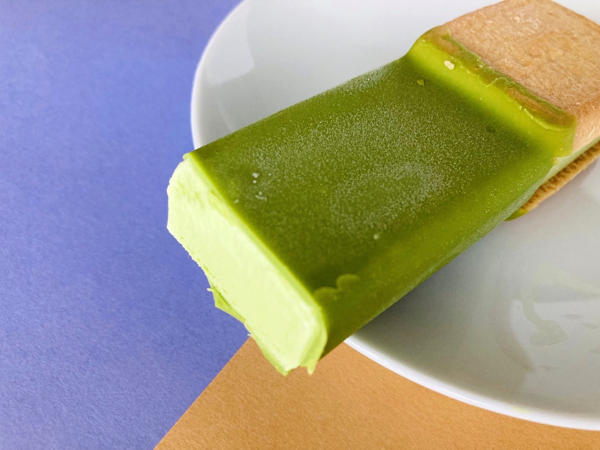 「すごく美味しかった！」「クッキーの塩味が好印象！」【セブン】「ガーナチョコクッキーサンド 抹茶」