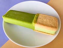 「すごく美味しかった！」「クッキーの塩味が好印象！」【セブン】「ガーナチョコクッキーサンド 抹茶」