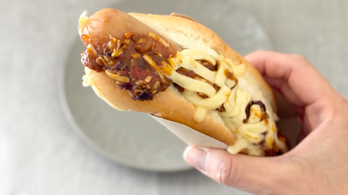 じんわり辛くてパリッとジューシー！【セブン】の温めて食べる調理パン