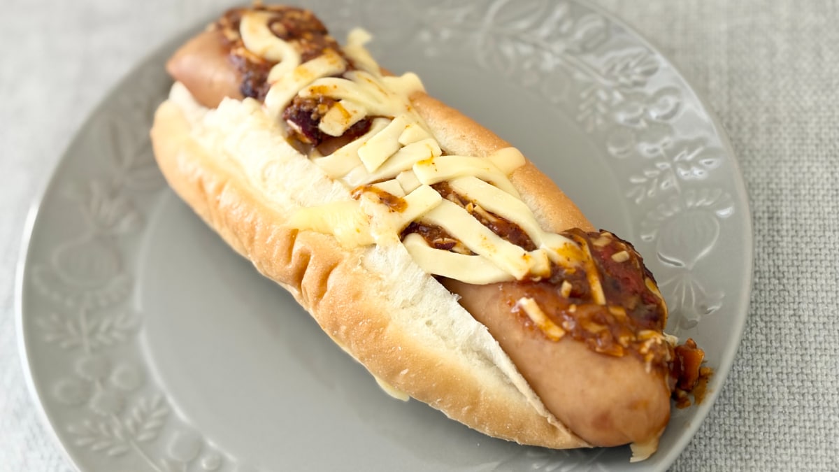 じんわり辛くてパリッとジューシー！【セブン】の温めて食べる調理パン