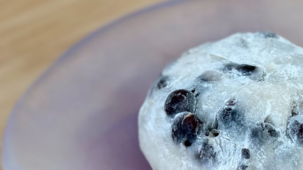 豆のほくほく感と上品な甘じょっぱさがたまらない……【セブン】の大福