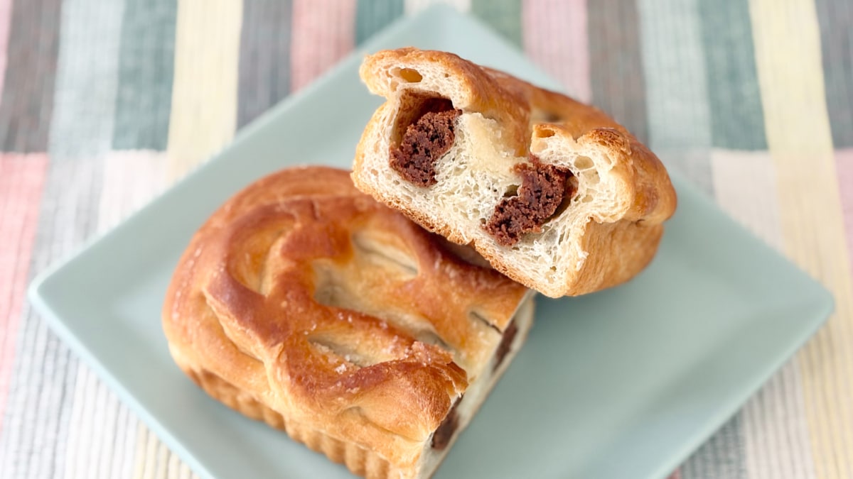 もっちりとした生地の中には大量の……【セブン】に濃厚風味の新作パン