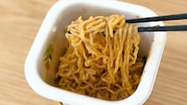 「ちゃんとシビ辛」「いいシビレ」【ファミマ限定】麻辣湯味の汁なし麺