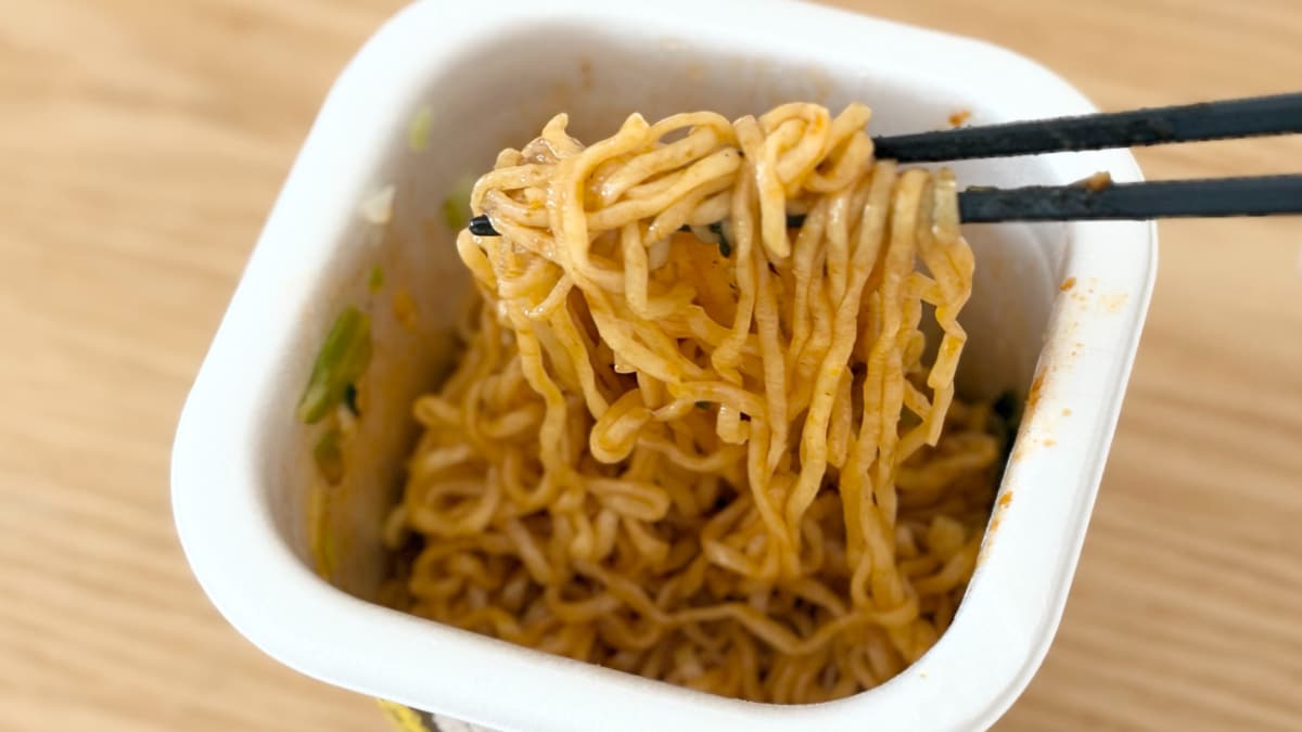「ちゃんとシビ辛」「いいシビレ」【ファミマ限定】麻辣湯味の汁なし麺