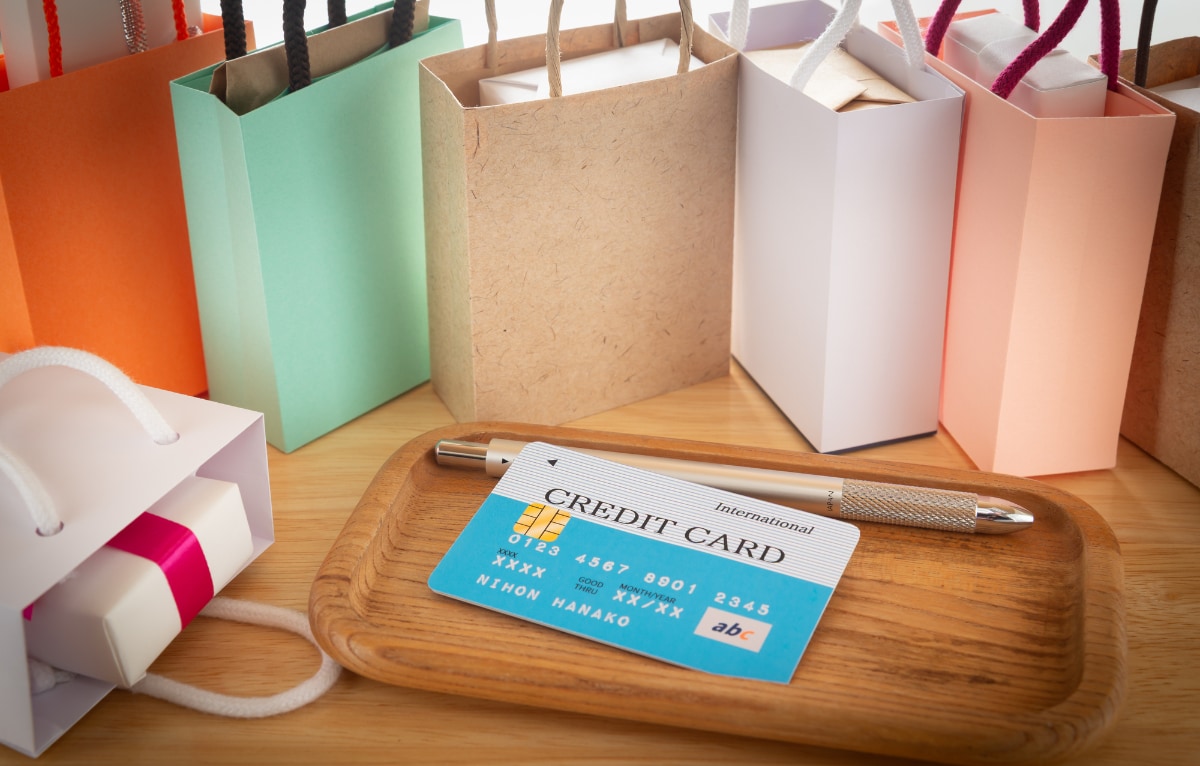 なぜ私たちが尻拭いを……?ブランド品購入や推し活で散財した義妹の借金100万円を夫が肩代わり。世帯年収750万・34歳女性が募らせたイライラの行方