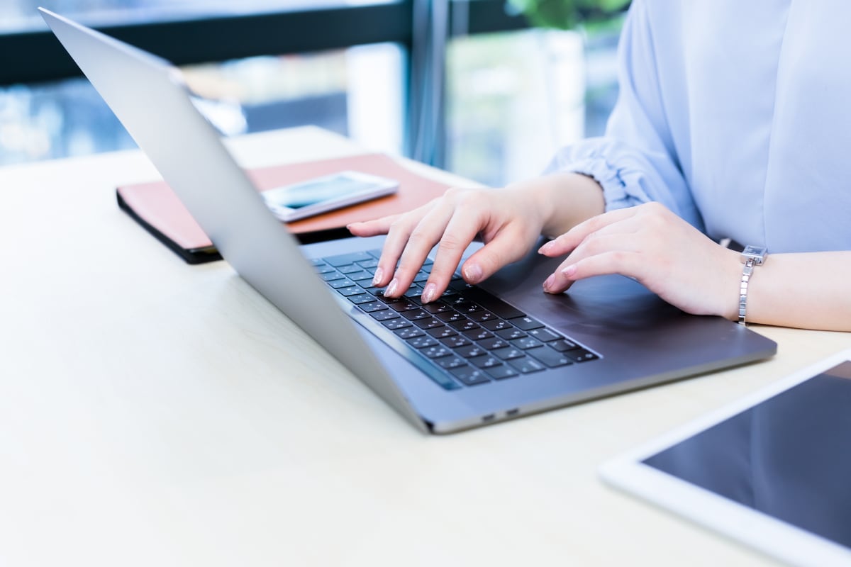 なぜ私たちが尻拭いを……?ブランド品購入や推し活で散財した義妹の借金100万円を夫が肩代わり。世帯年収750万・34歳女性が募らせたイライラの行方