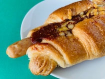 「食べごたえが凄い！」「リベイクしたらさらに美味しい！」【セブン】「クロワッサン ソーセージミートソース」