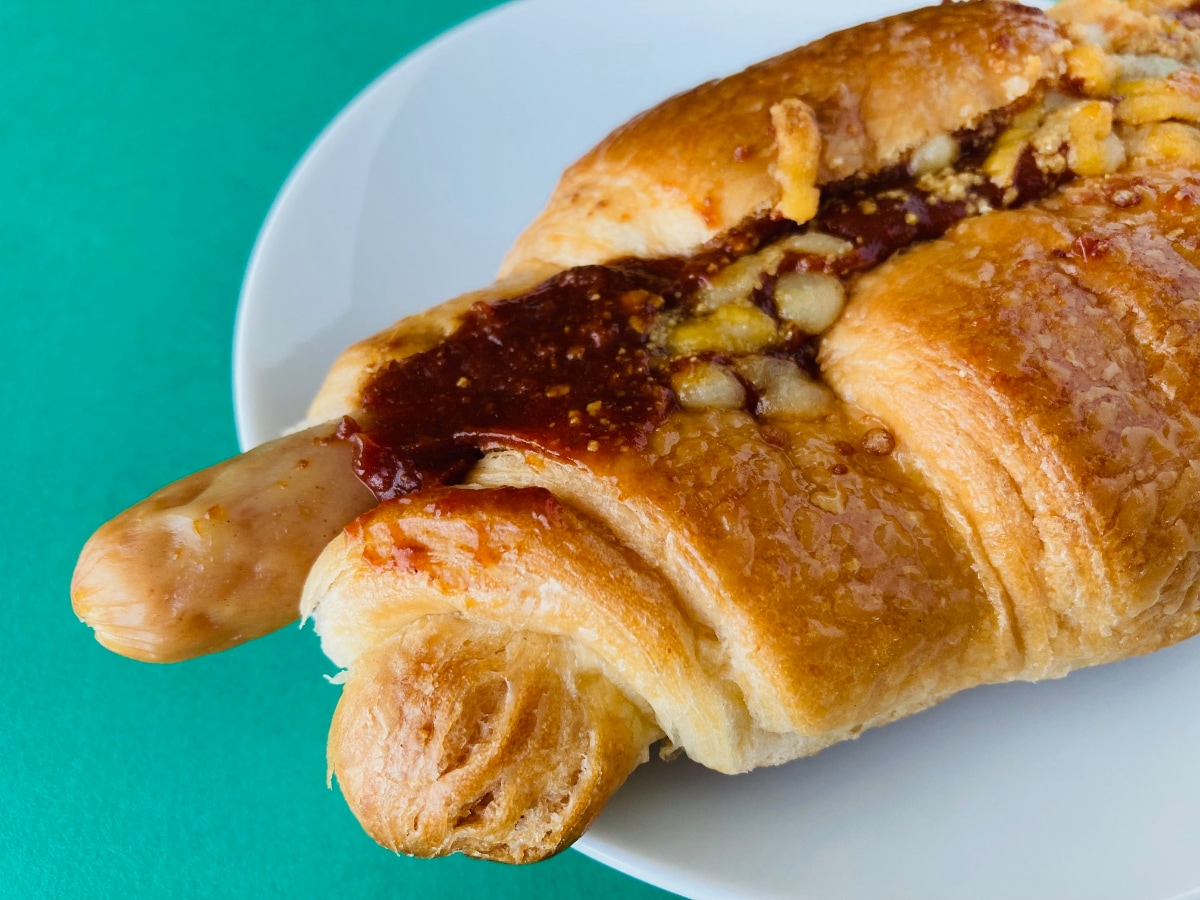 「食べごたえが凄い！」「リベイクしたらさらに美味しい！」【セブン】「クロワッサン ソーセージミートソース」