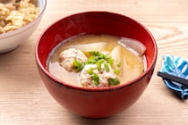 薬膳みそ汁で春の不調をリセット！ふわふわ鶏団子といちご生マシュマロ、鶏むね肉の焼肉だれ煮込み