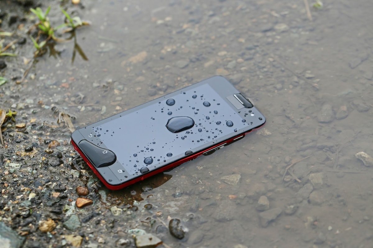 【耐久性】落とす、濡らすは当たり前。カバーで防げない物理リスク